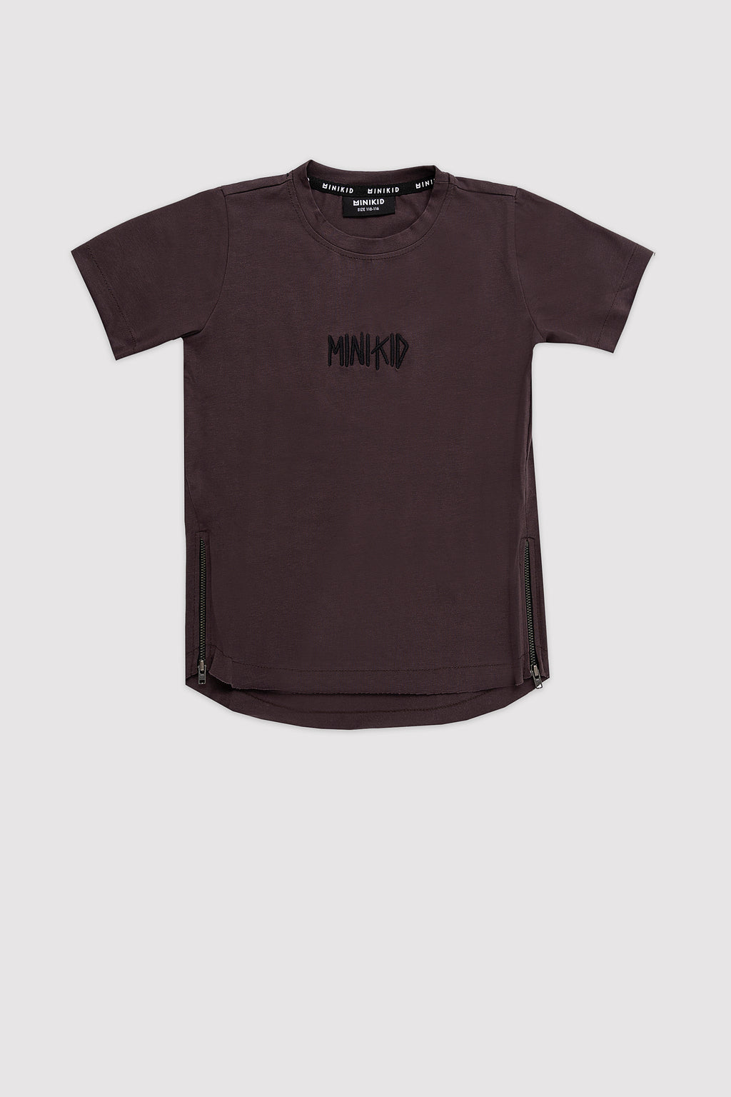 Bruine T-shirt van Minikid met geborduurd MINIKID-logo op de borst.