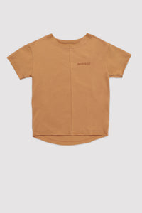 Camelkleurige T-shirt van Minikid met unieke MINIKID-print op de rugzijde. 