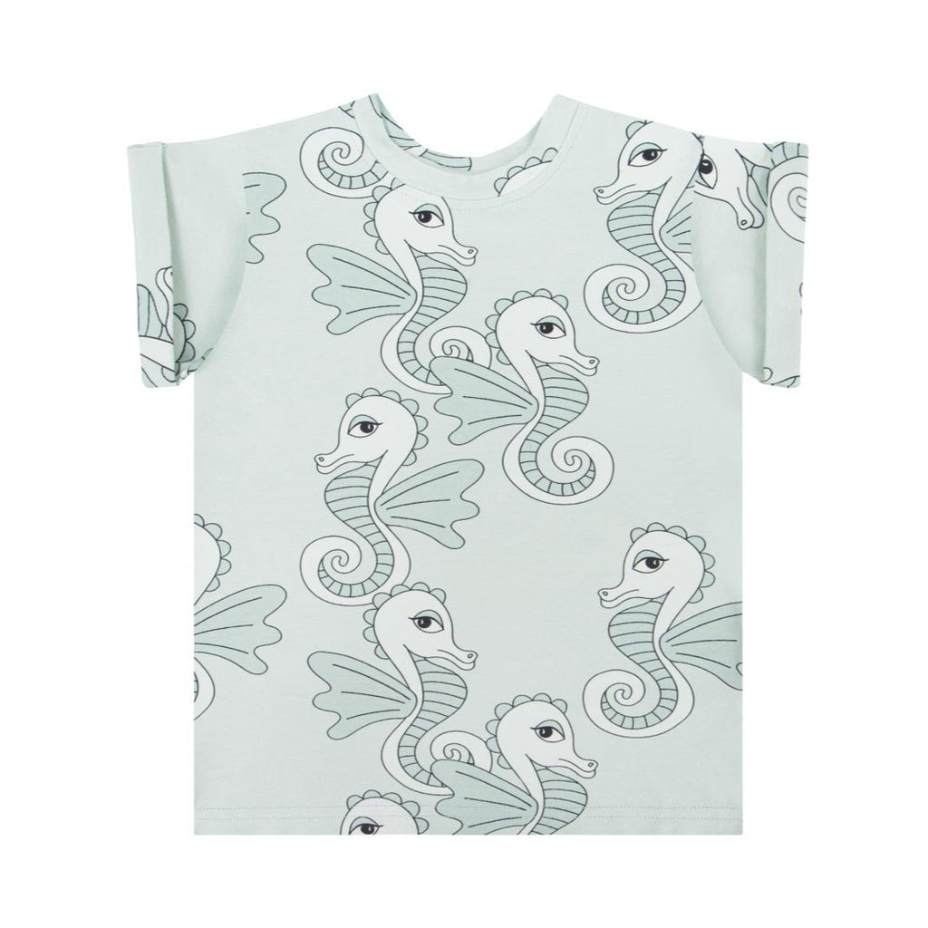 Muntkleurige T-shirt van Dear Sophie met unieke print van zeepaardjes. 
