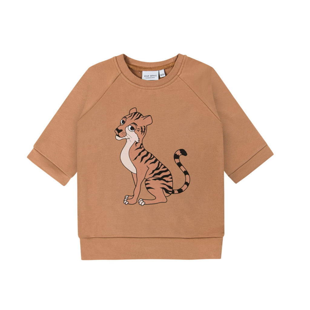 Toffe caramelkleurige sweater met korte mouwen van Dear Sophie.  Voorzien van een tijgerprint.  Perfect te combineren met de gestreepte legging.  Gemaakt van zacht organisch katoen.